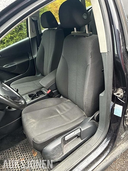 Volkswagen Passat 10 of 30