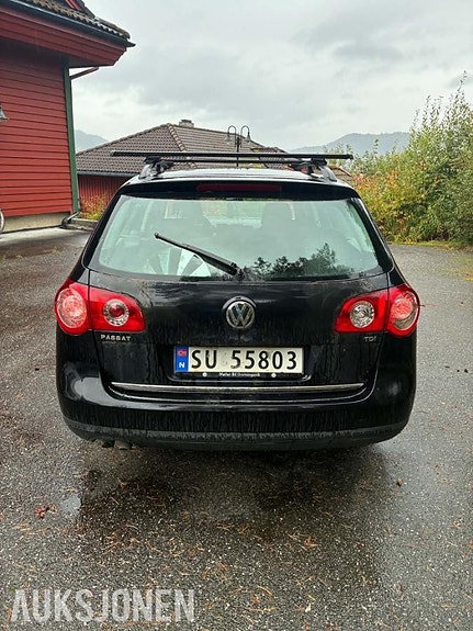 Volkswagen Passat 3 of 30