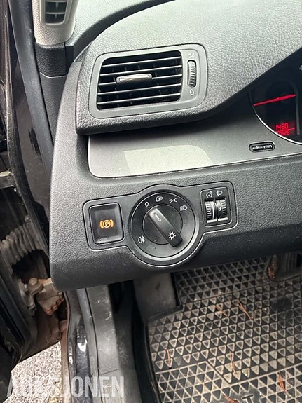 Volkswagen Passat 13 of 30