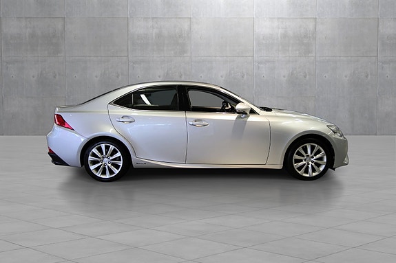 Lexus IS300h 8 of 30