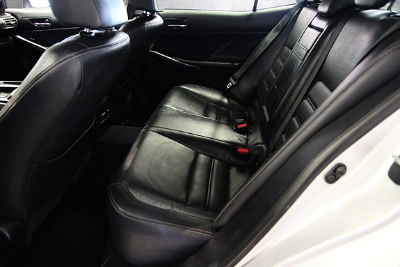 Lexus IS300h 14 of 30