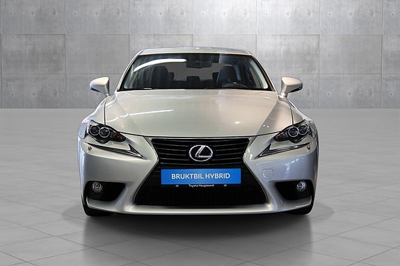 Lexus IS300h 10 of 30