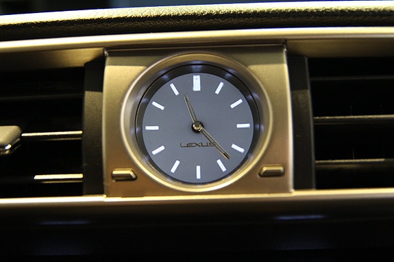 Lexus IS300h 26 of 30