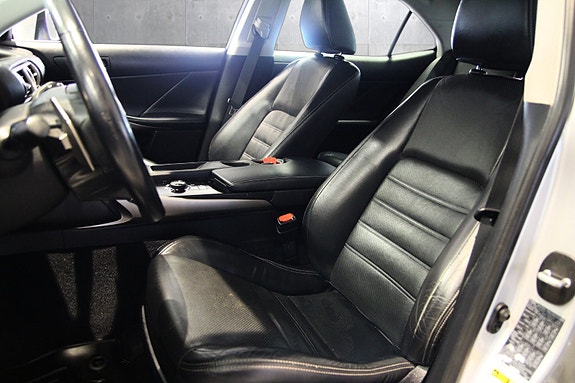 Lexus IS300h 12 of 30