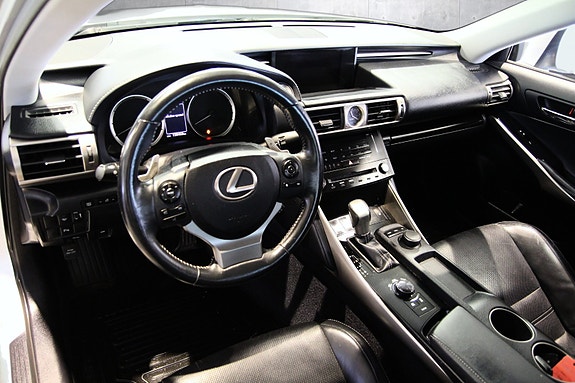 Lexus IS300h 13 of 30