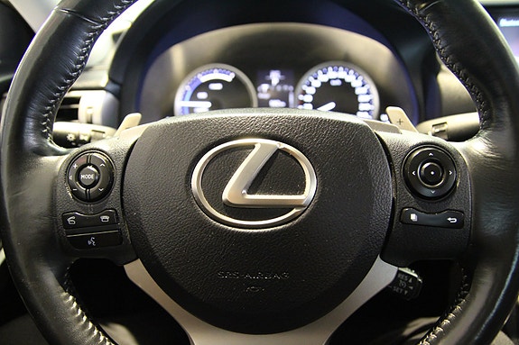 Lexus IS300h 19 of 30