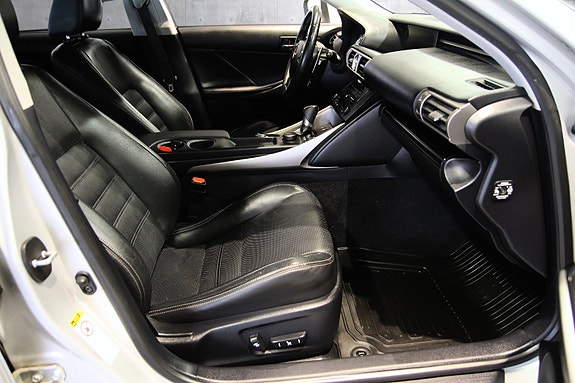 Lexus IS300h 17 of 30