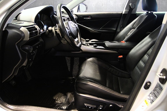 Lexus IS300h 11 of 30
