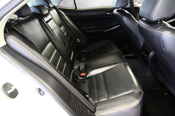 Lexus IS300h 16 of 30