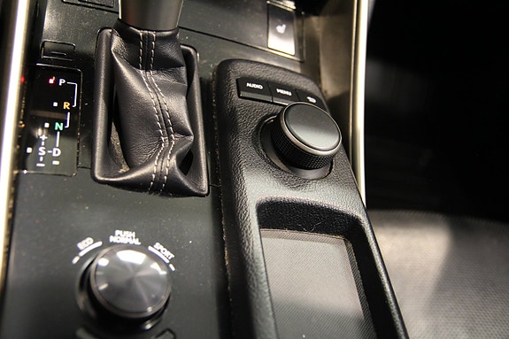 Lexus IS300h 28 of 30