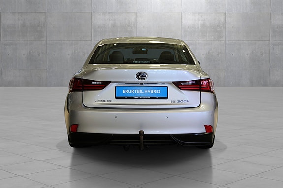 Lexus IS300h 5 of 30