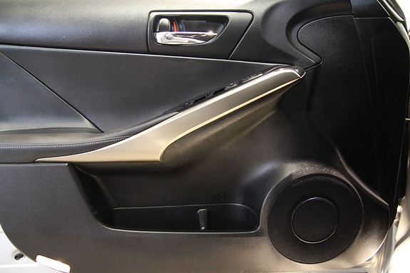 Lexus IS300h 25 of 30