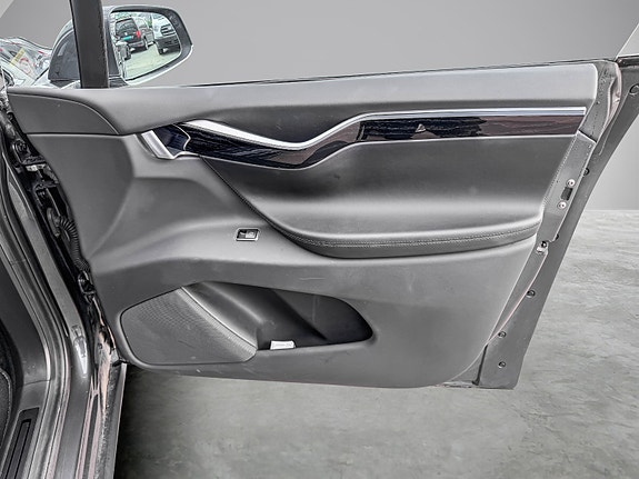 Tesla Model X 16 of 22