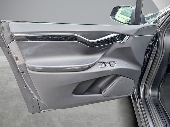 Tesla Model X 7 of 22