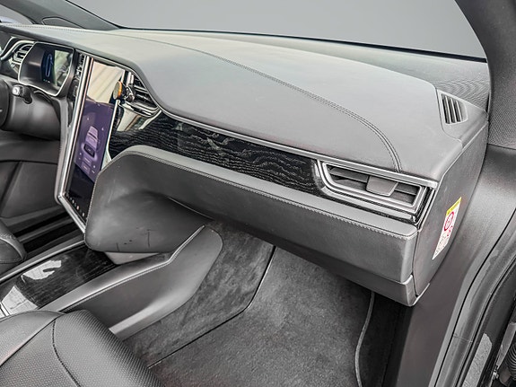 Tesla Model X 14 of 22