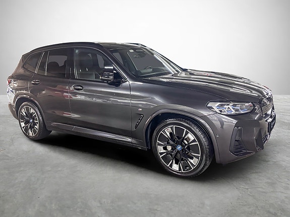 BMW iX3 7 of 26