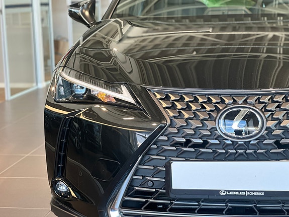 Lexus UX300e 5 of 30