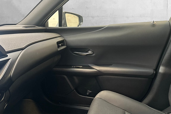Lexus UX300e 27 of 30
