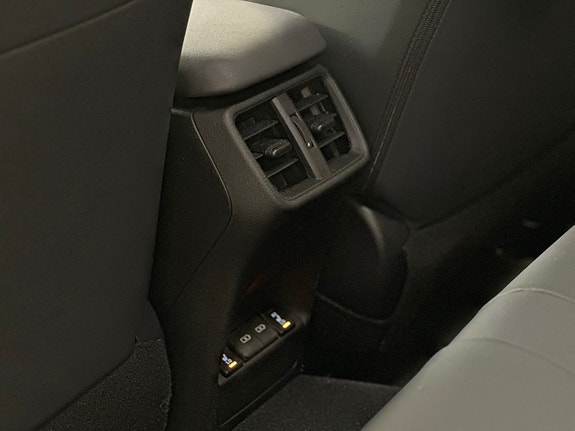 Lexus UX300e 29 of 30