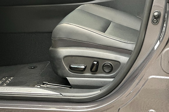 Lexus UX300e 13 of 30