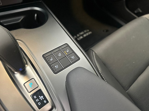 Lexus UX300e 26 of 30
