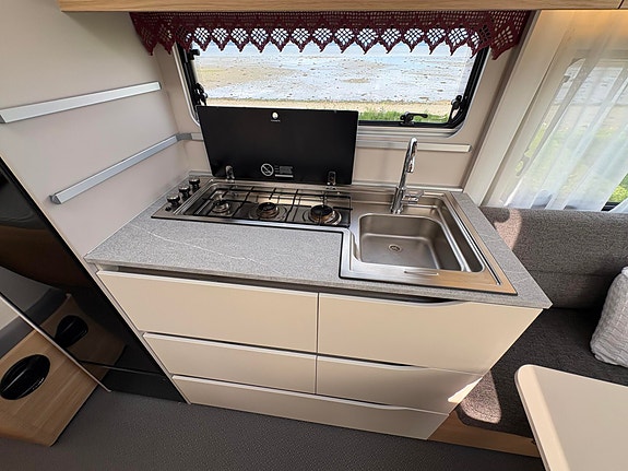 Adria Adora 572 UT MOVER / SOLCELLE / ALDE / GULVVARME / 2 ENKLE SENGER !! 9 of 28