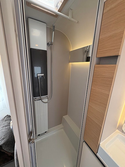 Adria Adora 572 UT MOVER / SOLCELLE / ALDE / GULVVARME / 2 ENKLE SENGER !! 22 of 28