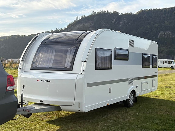 Adria Adora 572 UT MOVER / SOLCELLE / ALDE / GULVVARME / 2 ENKLE SENGER !! 2 of 28