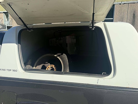 Toyota HiLux 16 of 17