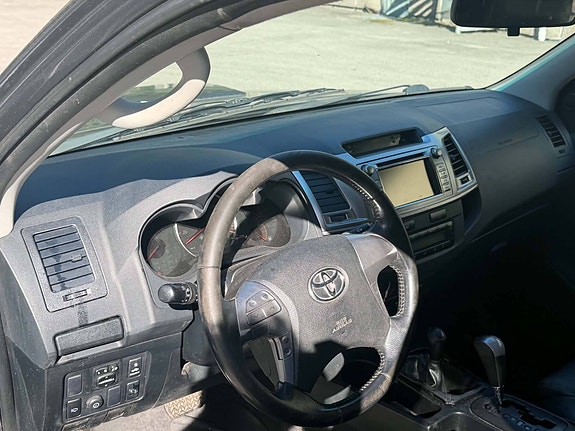 Toyota HiLux 7 of 17