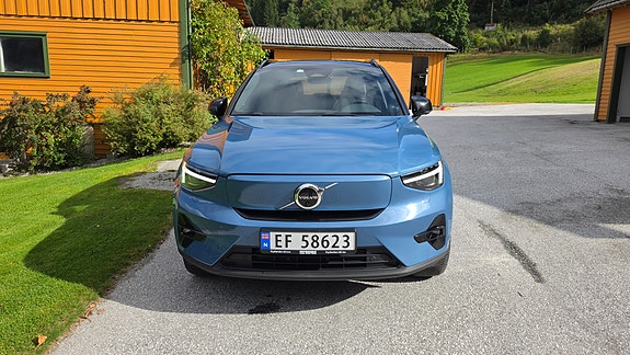 Volvo XC40 2 of 18