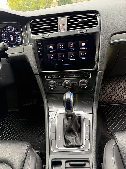 Volkswagen e-Golf VII 29 of 30