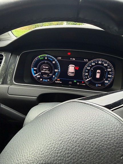 Volkswagen e-Golf VII 28 of 30