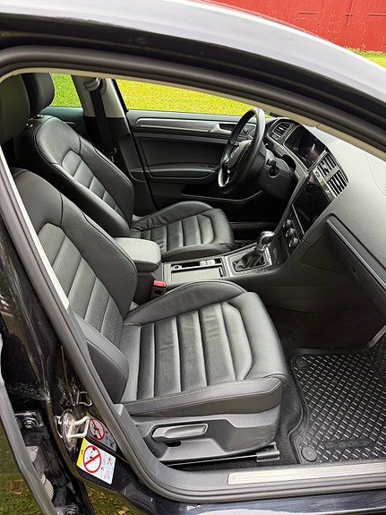 Volkswagen e-Golf VII 26 of 30