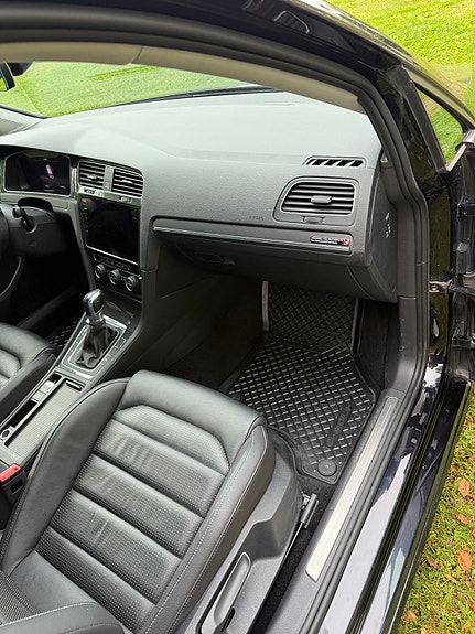 Volkswagen e-Golf VII 27 of 30