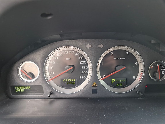 Volvo XC90 11 of 25