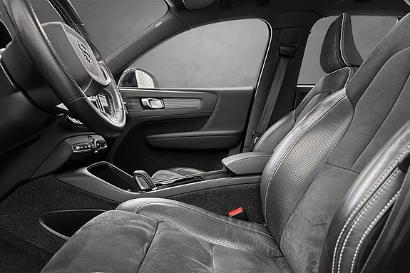 Volvo XC40 13 of 30