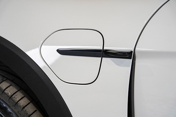 Porsche Taycan 4S 8 of 30