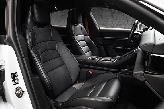 Porsche Taycan 4S 18 of 30