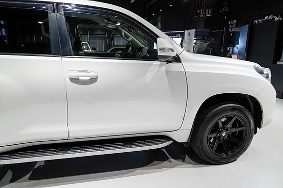Toyota Land Cruiser 10 of 30