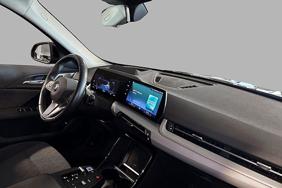 BMW iX1 17 of 30