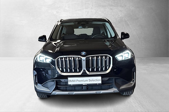 BMW iX1 2 of 30