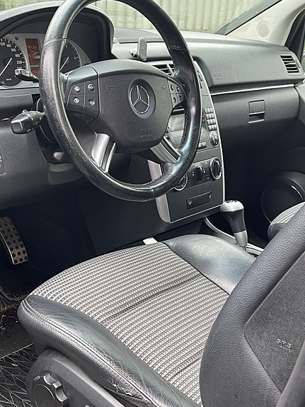 Mercedes-Benz B180 d 2 of 18