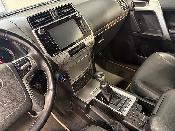 Toyota Land Cruiser 10 of 26