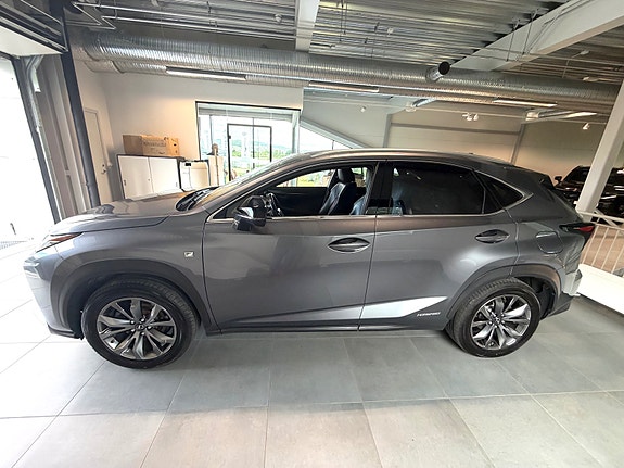 Lexus NX300h 3 of 16