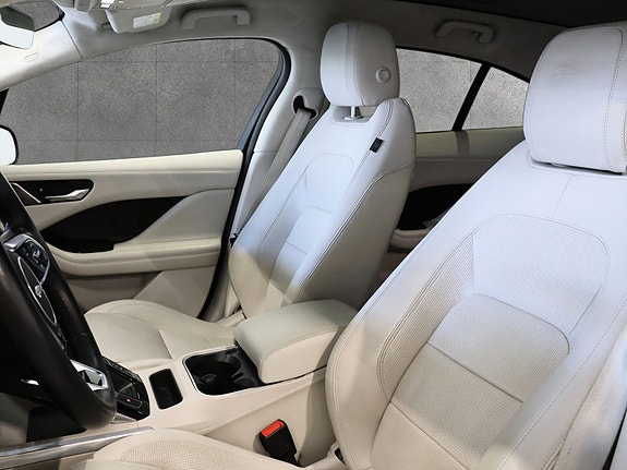 Jaguar I-PACE 12 of 30