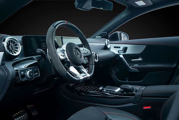 Mercedes-Benz CLA35 11 of 27