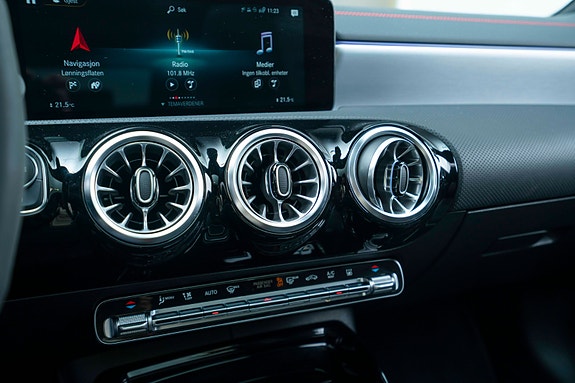 Mercedes-Benz CLA35 17 of 27