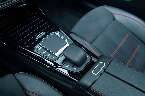 Mercedes-Benz CLA35 16 of 27