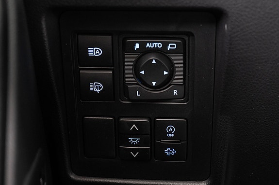 Toyota Land Cruiser 12 of 30
